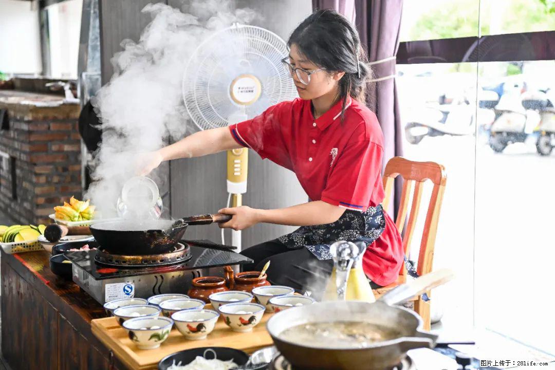 全网追的“扁担女孩”，找了一份暑假工，时薪12元 - 淮南生活资讯 - 淮南28生活网 hn.28life.com